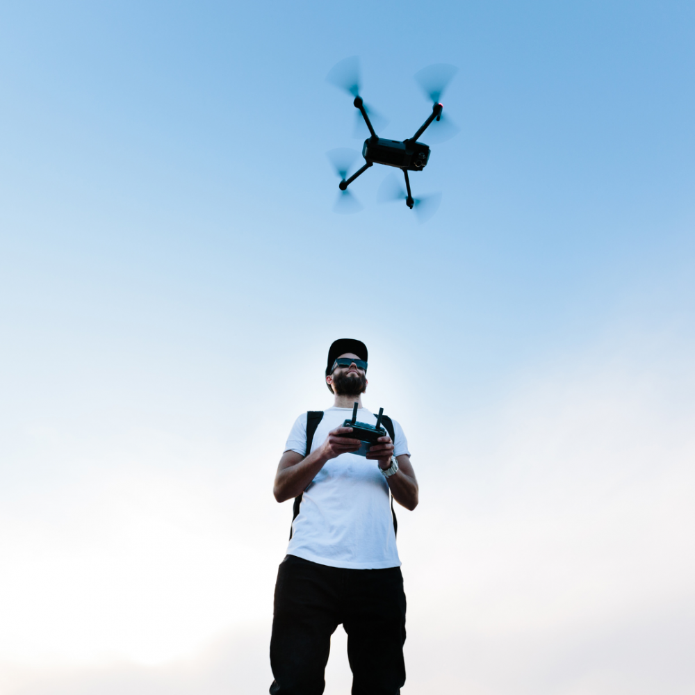 uomo con drone corso studio aschei